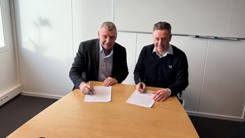 Ebbe Deraas i NORDSEC og Ole Hoen i Kongsberg Technology Cluster signerer samarbeidsavtale. Foto: Ottar Sundheim