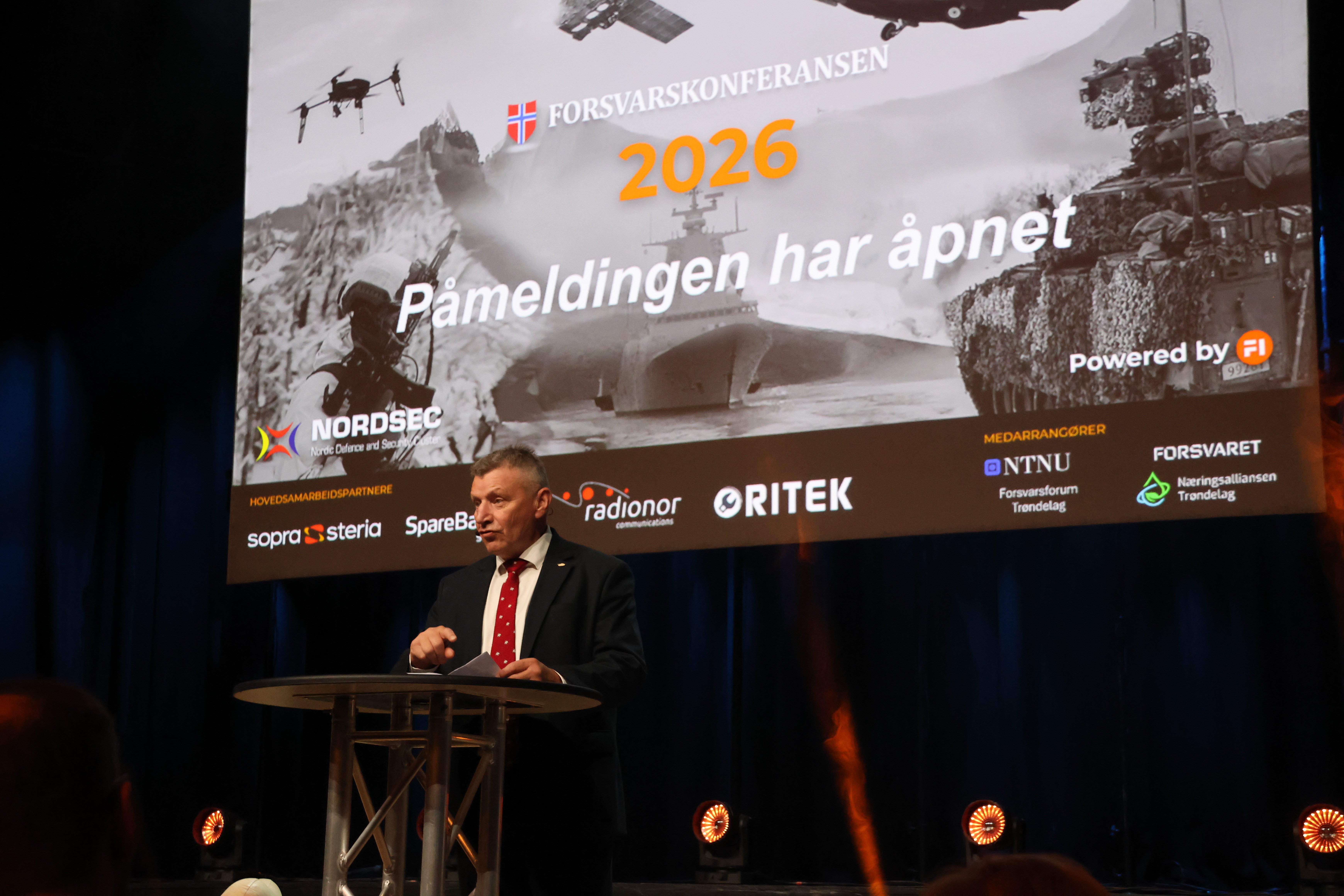 Påmelding for Forsvarskonferansen 2026 har åpnet. Ebbe Deraas på scenen. Foto: Lars Bugge Aarset/Fremtidens Industri