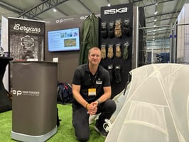 Henrik Lian fra Barents Outdoor på stand med Oskar Pedersen