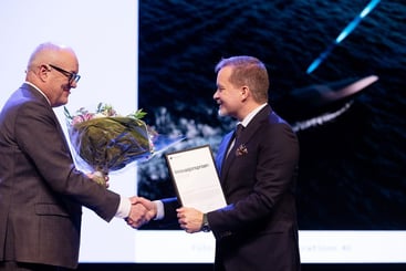 Styreleder i Forskningsrådet Gunnar Bovim overrekker innovasjonsprisen til Raymond Søderholm, CEO i Radionor Communications. Foto: Stine Østby