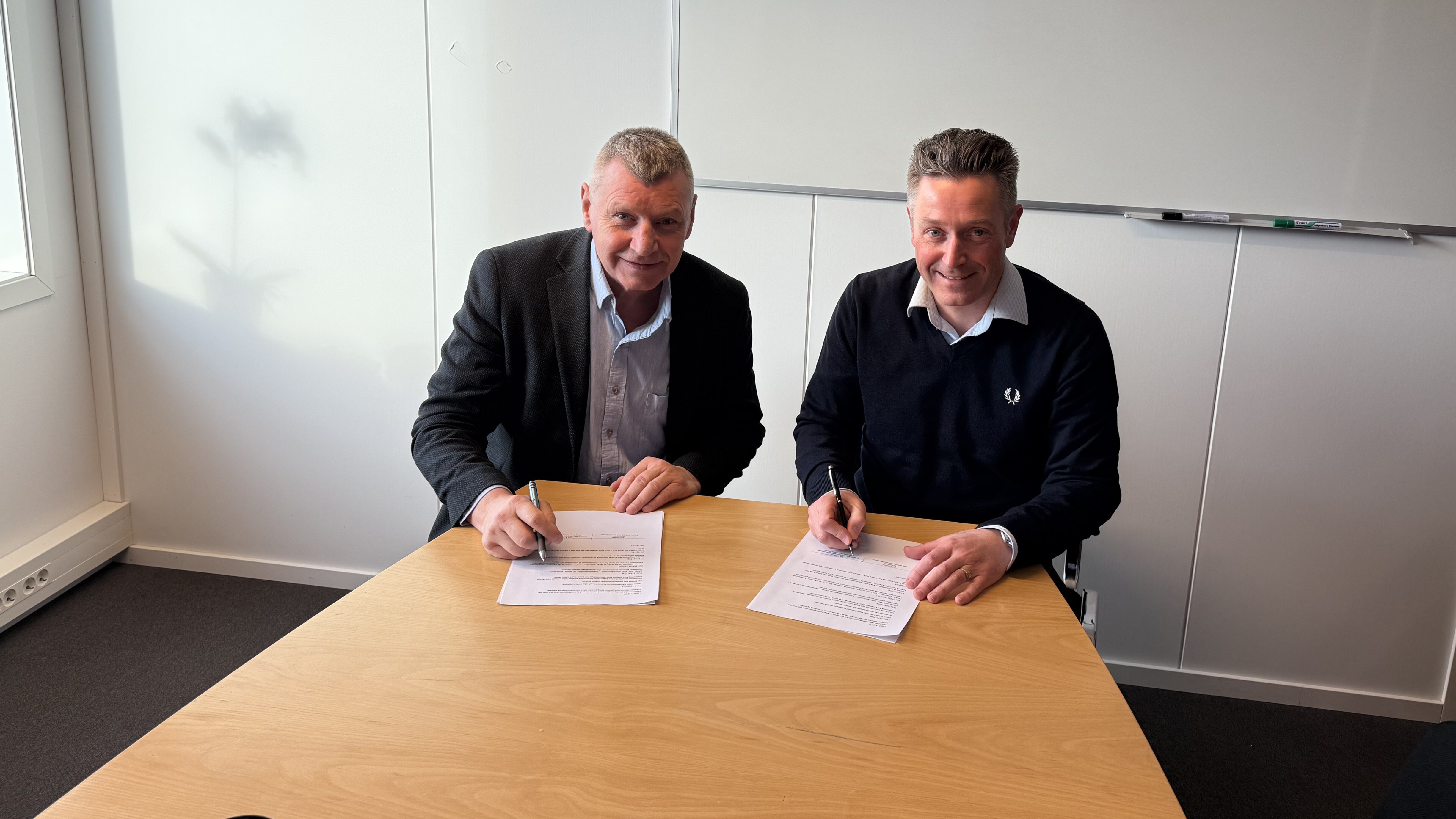Ebbe Deraas i NORDSEC og Ole Hoen i Kongsberg Technology Cluster signerer samarbeidsavtale. Foto: Ottar Sundheim