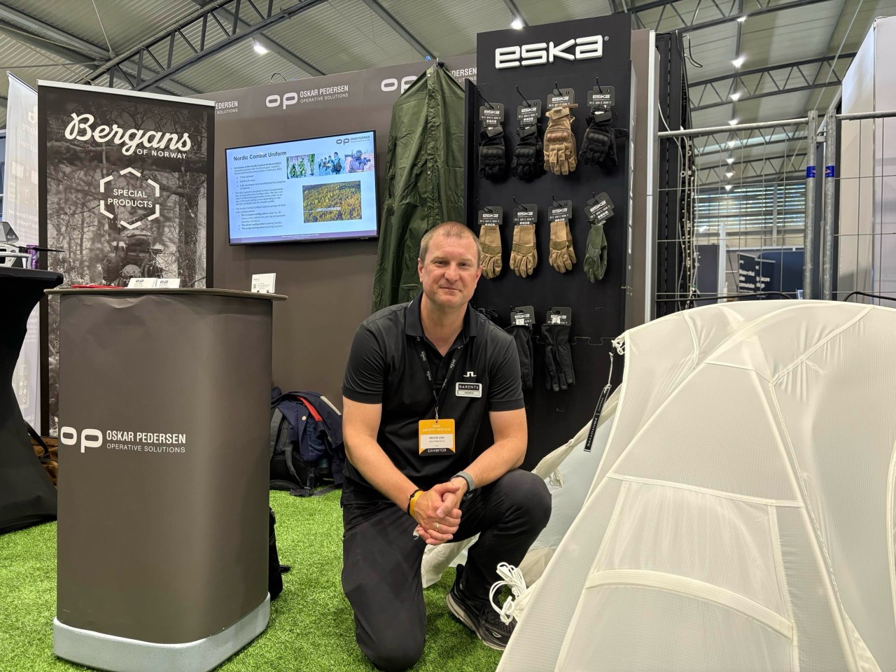 Henrik Lian fra Barents Outdoor på stand med Oskar Pedersen