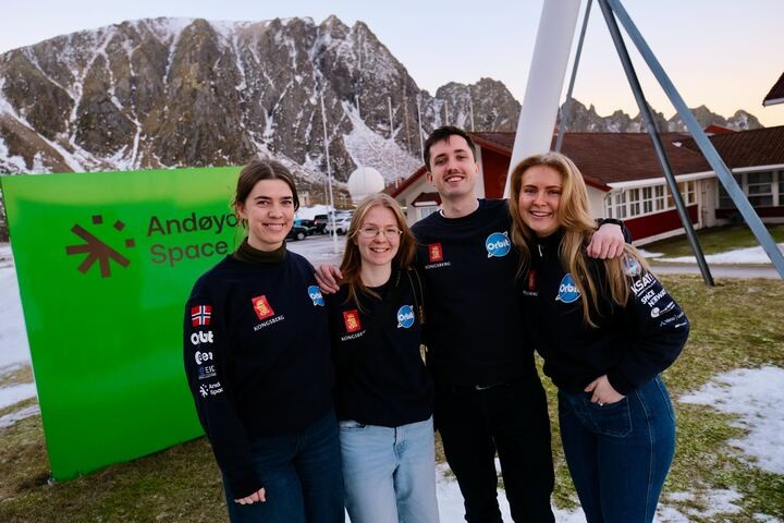 Nora Ytterbø (CEO), Sara Heitmann, Herman Castberg (prosjektleder) , Caroline Killingmo (CHO) i Orbit NTNU på AndøyaFoto: Magnus Kolstad