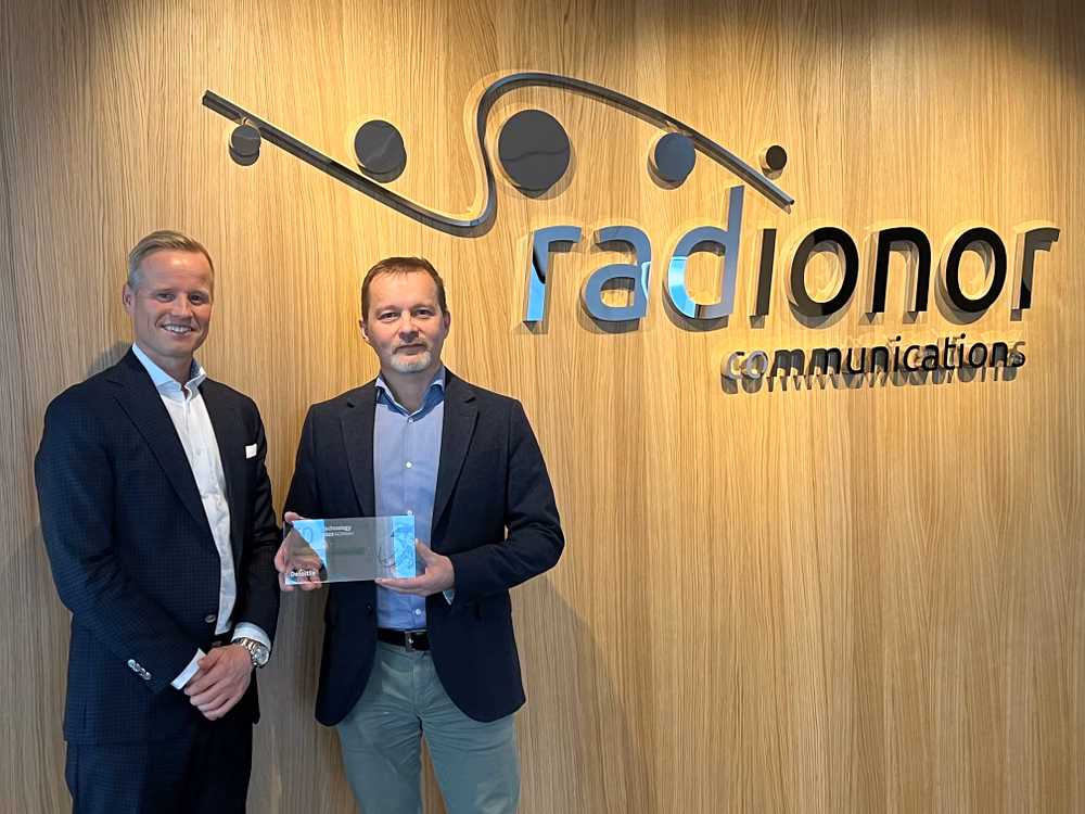Ronny Thomas Jenssen, partner og regionleder nord i Deloitte, sammen med Raymond Søderholm CEO i Radionor Communications AS Foto Deloitte